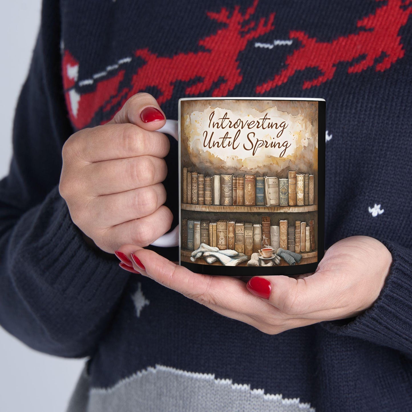 Literary Ceramic Coffee Mug: Bookshelf & Cat Design - Gift for Book Lovers