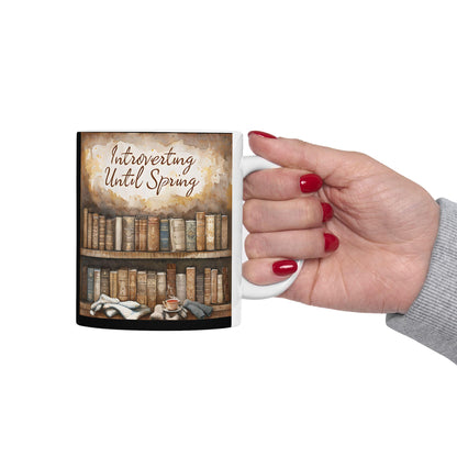 Literary Ceramic Coffee Mug: Bookshelf & Cat Design - Gift for Book Lovers